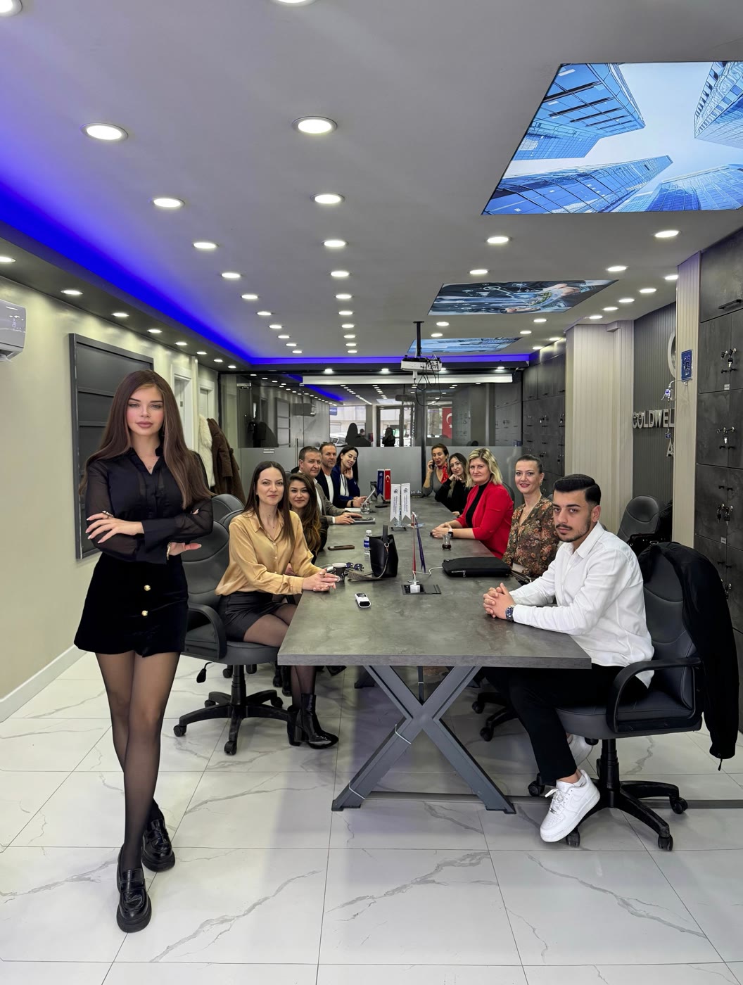 Coldwell Banker 360 ofisinde gayrimenkul ekibiyle yapay zeka eğitimi
